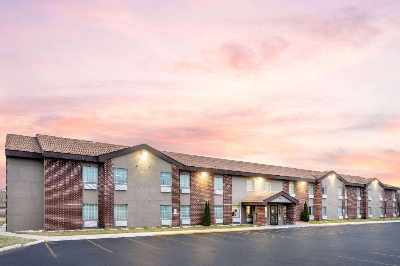 Baymont By Wyndham Beloit Hotel Exterior photo